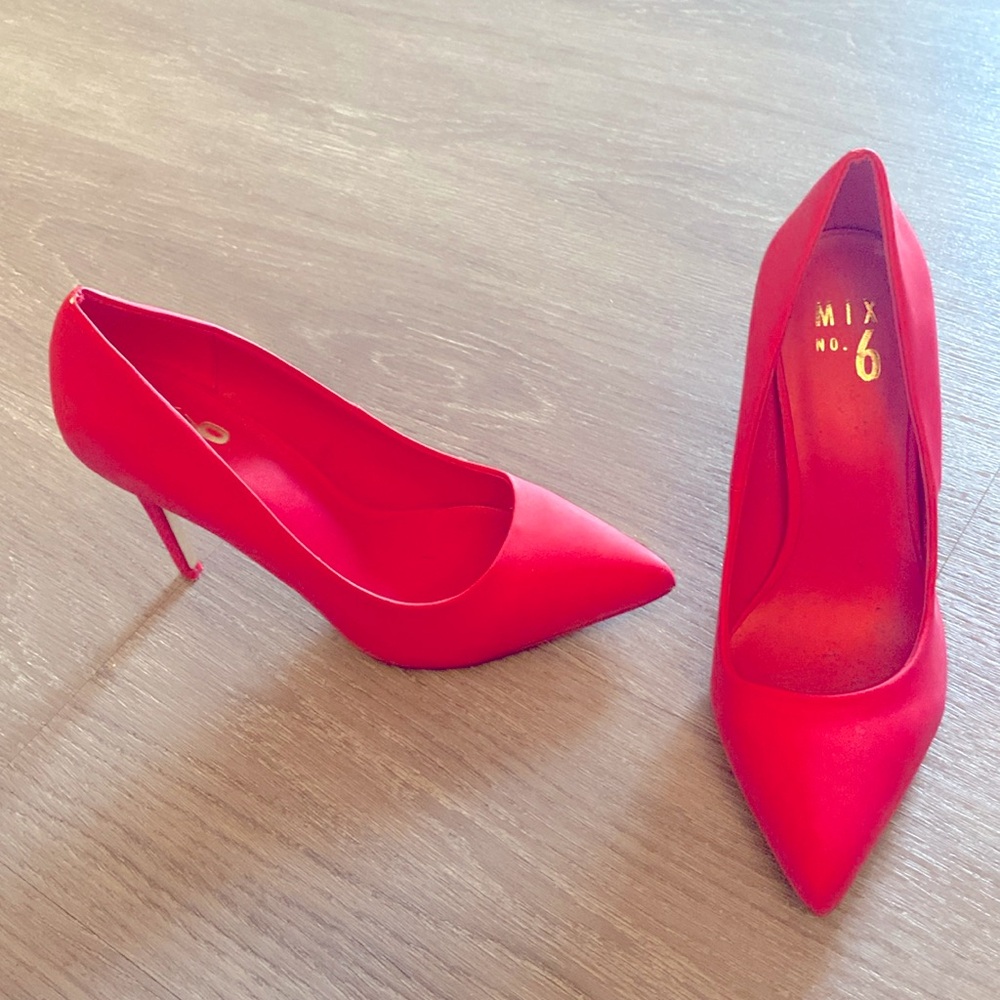 Hot pink Mix No. 6 pumps. Point toe. Size US 7.5 EU 38. true to size.
